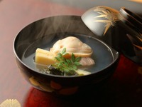 三重県桑名産の蛤に筍は刺身で提供できるほど鮮度が良く、糠で戻さず生で調理したもの。若布と丁寧にひいた一番出汁で潮汁に仕上げられています。（コースの一部）