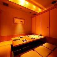 個室は完全締め切りタイプなので、商談やプロジェクトの報告など他にはあまり聞かれたくない話も気兼ねなくすることができます。歓送迎会用のメニュープランも用意してもらえます。