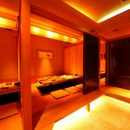 和が基調の店内は、3フロアに分かれているオープンスペース。カウンター8席　2名4組、テーブル向かい合って2名席が6組座れます。掘りごたつの座敷は4名～6名が7席あり、つなげれば35名までの宴会も可能です。