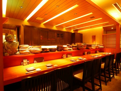 距離を縮められるカウンター席はカップルにもおすすめ