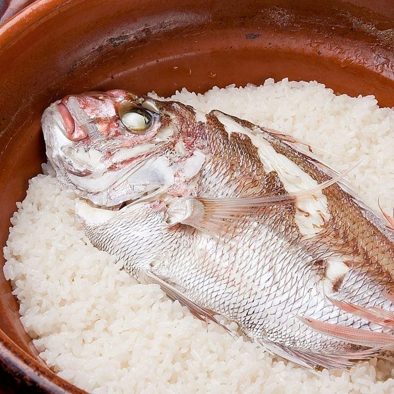 自慢の鮮魚造りやおすすめ煮魚、手作りとうふ、鯛めしなどを盛り込んだ会席コースでございます。
