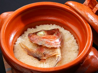 香りを楽しみ、食べやすく仕上げる鯛飯