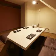 掘りごたつの個室は、仲間とおいしい料理やお酒をゆっくり楽しむのに最適。ブラウンをテーマカラーにした穏やかな雰囲気の個室なので、リラックスしやすくなっています