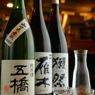 日本酒は人気銘柄や九州の地酒などを扱っています。より日本酒を楽しんでいただけるよう、料理との相性はもちろん、季節に合ったお酒も提案しています。お酒選びに迷ったらスタッフにご相談を。