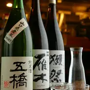 日本酒は人気銘柄や九州の地酒などを扱っています。より日本酒を楽しんでいただけるよう、料理との相性はもちろん、季節に合ったお酒も提案しています。お酒選びに迷ったらスタッフにご相談を。