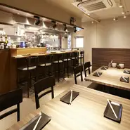 2人並んで座ったカウンター席。香ばしい香りをさせながら、美味しそうに焼きあがっていく鉄板焼に、2人の気分もあがり、会話も盛り上がります。