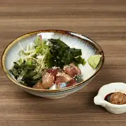 別添えのオリジナルの胡麻だれで、サバと野菜を和えていただきます。鮮度抜群の玄界灘のサバを使うので、サバだけいただいても美味しい。天然のサバを使うため、入荷した時だけご提供できる逸品です。