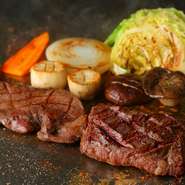 鉄板で豪快に焼いた『牛さがり』（写真向かって右。左は牛タンテキ（牛タンのステーキ））で肉の旨味を堪能できる逸品。新鮮な野菜の鉄板焼きといっしょに食べると、なお美味しい。