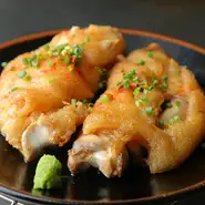 焼いた豚足は、さっぱりした特製タレでいただきます。お好みで、無添加柚子こしょうをつけても違った味わいが楽しめます。