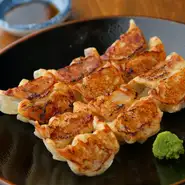 黒豚の甘い脂がたまらない餃子。無添加柚子こしょうをつけていただくと、こしょうの香りと辛さが一層食欲をそそります。