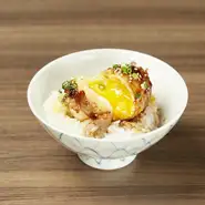 上州豚バラ肉を巻いた半熟玉子を鉄板で軽く焼き、ご飯に乗せていただきます。豚バラの脂が美味しい！
