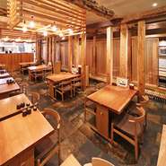 店内はカウンター、テーブル席に、半個室ほりごたつの座敷席があります。落ち着いた色合いの床に、縁側を思わせる上がりかまちが、昔懐かしい田舎の雰囲気も演出しています。