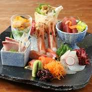 和食でのデートにふさわしい「粋」を感じるここ銀鱗では、内観にこだわり抜いた個室もご用意しているので、北海道直産の海鮮料理を味わいながら二人きりの空間を楽しむことができます。