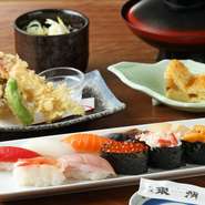 会社の上司、取引先との会食には個室でお食事がおススメ。個室も和のテイストで落ち着いた空間。
個室は人気なので、事前にお問い合わせください