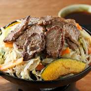 北海道からのラム肉を使用。柔らかくてジューシー、癖もないのが特徴です。たっぷりの野菜とともに、焼いてから席に運ばれます。