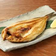 サイズの大きいホッケは脂がのって身がぎっしり。食べごたえがある一皿です。ホクホクとした上品な味わいでお酒も進みます。