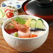 獲れたての海の幸を使用。いろいろなネタとの組み合わせを楽しめます。海鮮丼（ご飯大盛り無料）・かにサラダまたは本日の小鉢・椀。
