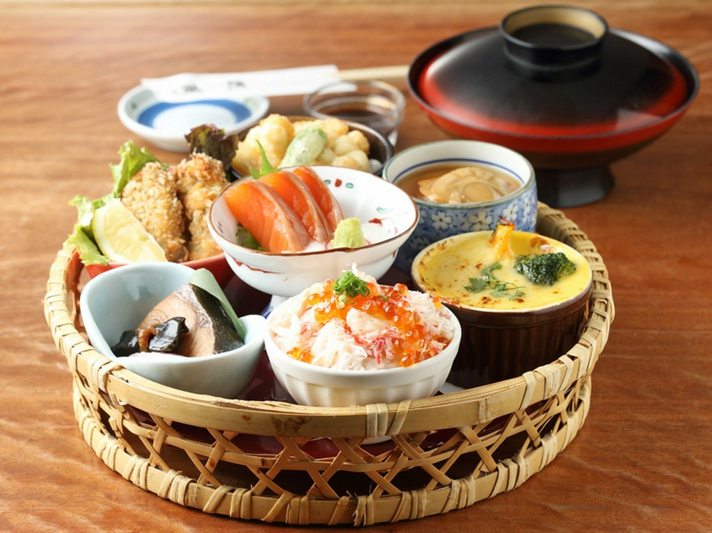 木のかごにぎっしり小鉢をいれた『冬の籠御膳 』