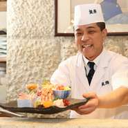 オーブンカウンターなので、カウンター席に座ったお客様とのコミュニケーションは楽しみです。空気感を大切にし、一人の客でも、静かにしたい人、話したい人など見極めて話をしています。