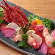 お店自慢のタレが伊勢海老の旨みを引き立てる『伊勢海老料理』。伊勢海老のプリッとした食感と甘味を味わいつつ、滋賀の地酒を傾けるのもおすすめです。他にも日本各地の地酒が取り揃っています。