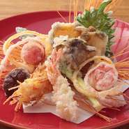 鮮度にこだわり厳選した「活魚」。素材の力が感じられる「近江野菜」と共に揚げた『天麩羅盛り合わせ』は食通の舌をも唸らせる逸品。サクッとした天婦羅と吟味されたお酒の絶妙な相性がより美味しさを引き立てます。