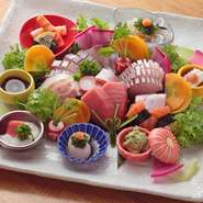 新鮮な活魚をつかったお造り。周りには大根やニンジンなどの「近江野菜」をつかった小鉢が華やかに添えられています。目で見て愉しみ舌で旨みを感じられる料理は、日本酒などのお供にもおすすめです。