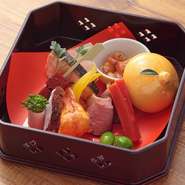 肉や魚、野菜など、さまざまな素材を使い彩られた小箱。1品ずつ違った味を堪能できる『前菜』は、口に運ぶ楽しみが広がると同時に次の料理への期待も膨らみます。各種コースで食べられるメニュー。