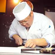 磨かれた包丁技術をもって素材の味わいを引き出し、盛り付けにも細心の注意を払いました。料理をじっくりと愉しんでいただけるよう全席個室をご用意。日頃の忙しさを忘れ、ゆっくりと流れる時をお過ごしください。