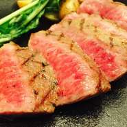 熊本県産の「あか牛」を厳選し、特製ステーキソースと岩塩で頂きます。本格的なステーキがリーズナブルな価格で楽しめます。