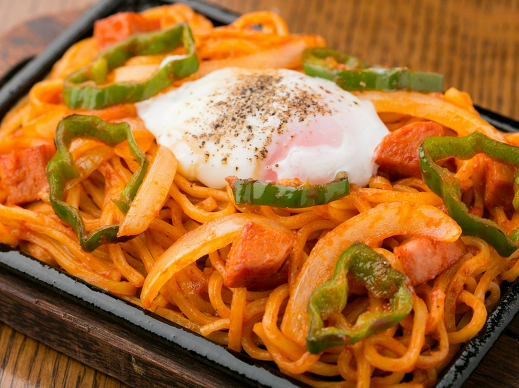 コシがある太麺が旨い『焼きそば麺de”ナポリタン”温玉のせ』