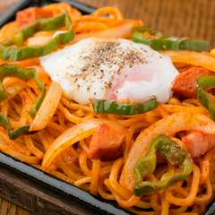コシがある太麺が旨い『焼きそば麺de”ナポリタン”温玉のせ』