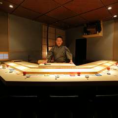 緻密に計算されたカウンターで、職人の所作を堪能
