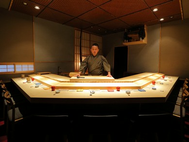 緻密に計算されたカウンターで、職人の所作を堪能