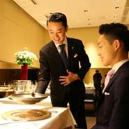 店はメニューもなければワインも基本はおまかせ。席へ辿り着くまでのアプローチすらも余計なものを排したつくりで、厨房やワインセラーなど、レストランで普通に見えてしまう光景が、全て隠されています。