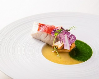 金目鯛のヴァプール　緑とスープドポワソンの2種のソースで