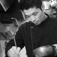 来店されるすべてのゲストに喜んでいただけるよう、求められていることに真摯に応えたいと加治佐氏。九州産の食材や季節感にこだわり、至福のひとときを彩る極上の一皿を追求されています。
