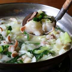 鶏ガラスープで炊く水炊き風の『もつ鍋』（1人前）