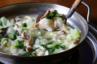 鶏ガラスープで炊く水炊き風の『もつ鍋』（1人前）