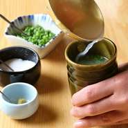 【いろは】の水炊きは最初にスープだけを味わうのが特徴です。テーブルごとに専属の仲居さんが担当し、温まったスープにネギと塩、柚子胡椒を入れ、味見させてくれます。自慢の鳥スープ、その味を堪能してみては？