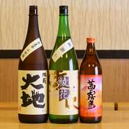 水炊きに合わせるお酒はビール、焼酎、ウイスキーと種類豊富に用意。なかでも力を入れているのが九州の地酒です。現在は、久留米にある旭菊酒造の3銘柄を厳選。澄んだ味わいの水炊きを引き立てる味わいが好評です。