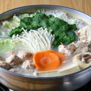 水炊きには白菜や春菊を使う店が多い中、【いろは】はキャベツ、ほうれん草を使用。白菜は水分が多いのでスープを薄めないようキャベツを使い、春菊は香りが強いので代わりにほうれん草を使い、スープの味を第一に。