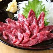 熊本から直送する馬刺しは、赤身の味わいを存分に楽しめるロース肉を提供。クセがなくヘルシーな上、ショウガやニンニク、大葉などの薬味と味わうとスタミナ満点。
