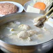 丹念に佐賀の麓どりから出汁をとった白濁鶏スープが美味しい一品。秘伝の鶏ミンチを特注の醤油とみかんを使った自家製ポン酢で食べるのがオススメです。〆は雑炊またはちゃんぽん付き。