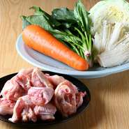 自分の舌と足で探した麓どりを中心に、キャベツやほうれん草など、使用する具材はシンプル。その分、それぞれの味わいが調和するように、計算しています。スープの味を壊さない組み合わせを探し、辿り着いた味です。