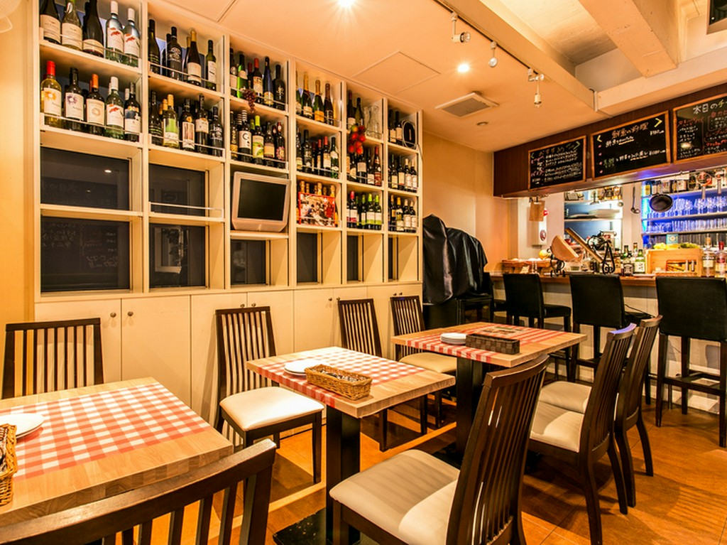 おひとり様に嬉しいカウンター席を完備