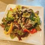 さっぱりとしたサラダです。
お食事の最初はもちろん、チーズの後にもオススメの一品。
S：990円
L：1490円