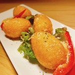 熱々の揚げチーズボール。
ワインのお供にぴったりです！