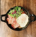じゃがいもを粗くおろしフライパンで炒め、パンケーキのような形にして表面がカリカリになるまでこんがりと焼きました。ベーコンと目玉焼きを乗せてた伝統的なスイスの家庭料理です。