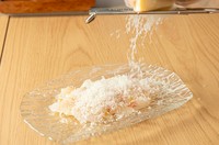 旬の魚介を使用した人気のカルパッチョ。チーズの合間にさっぱりとお召し上がり下さい。