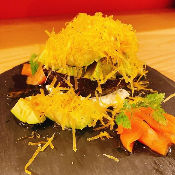 アボカドとスモークサーモンのファルシ　ふわふわミモレットチーズ